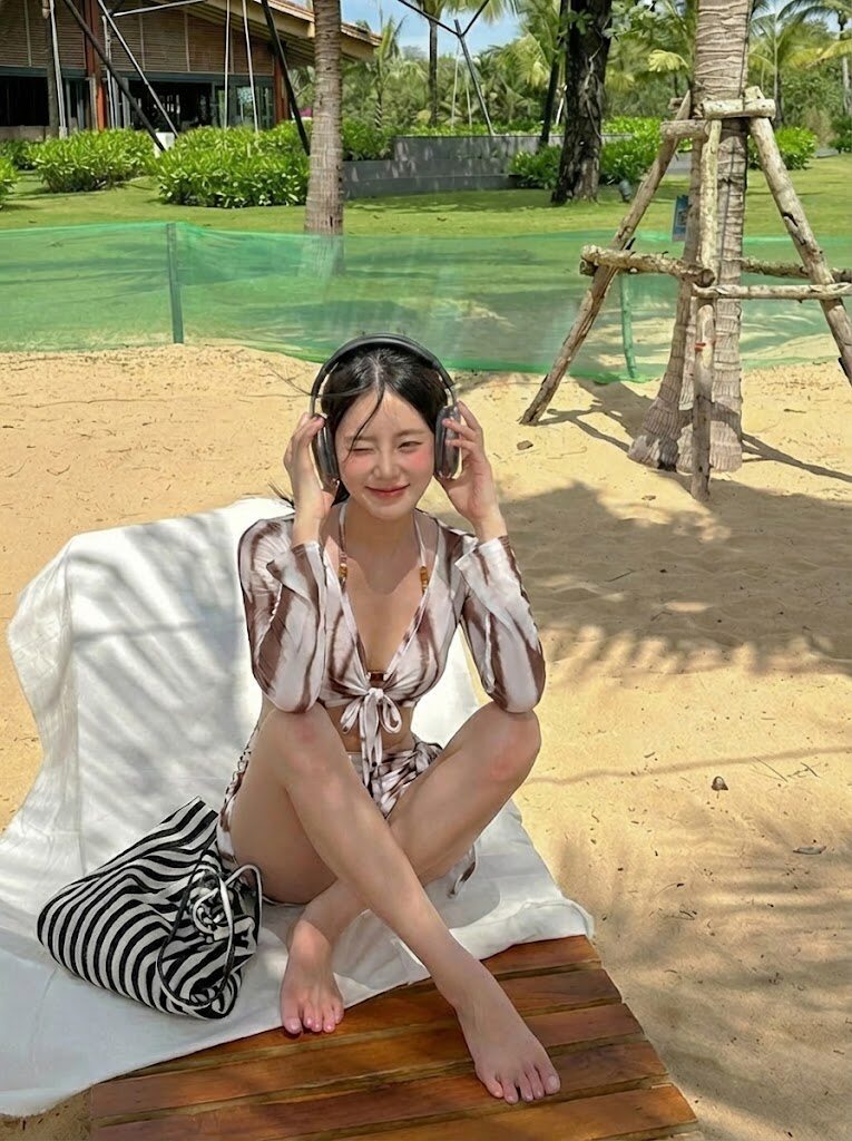 2026 New Style Women's Swimsuit, High-End Bikini Four-Piece Set, Beautiful Resort Hot Spring Swimsuit, Long-Sleeved Sun Protection