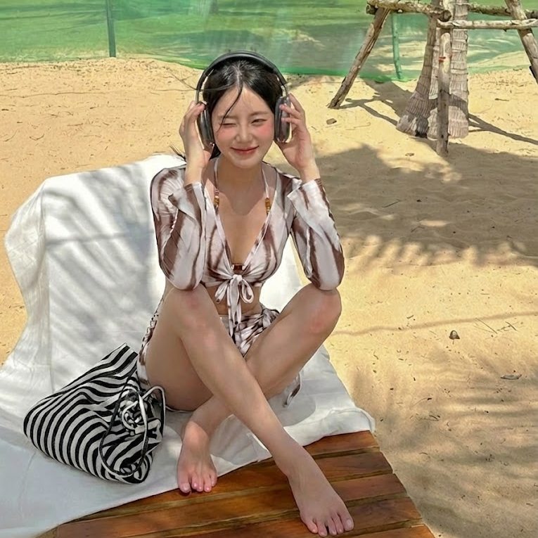 2026 New Style Women's Swimsuit, High-End Bikini Four-Piece Set, Beautiful Resort Hot Spring Swimsuit, Long-Sleeved Sun Protection